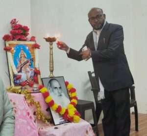 *उत्तराखंड आंदोलनकारी स्वर्गीय इंद्रमणि बडोनी की 100वें जन्मदिवस का किया गया भव्य आयोजन* थराली। राजकीय महाविद्यालय तलवाड़ी में उत्तराखंड के गांधी मानें जाने वाले मशहूर उत्तराखंड आंदोलनकारी स्वर्गीय इंद्रमणि बडोनी की 100वें जन्मदिवस को भव्य रूप से दिसम्बर 24 को मनाया गया। इस मौके पर कई कार्यक्रमों का आयोजन किया गया। महविद्यालय तलवाडी में स्वर्गीय बडोनी की जयंती कार्यक्रम का शुभारंभ प्राचार्य डॉ.सेराज मोहम्मद एवं मुख्य अतिथि एडवोकेट यशपाल फर्स्वाण द्वारा इंद्रमणि बडोनी छाया चित्र पर माल्यार्पण एवं दीप प्रज्ज्वलित कर किया गया। इस अवसर पर डॉ. निशा ढौंडियाल के निर्देशन में कुमाऊनी एवं गढ़वाली संस्कृति पर आधारित नृत्य, गायन आदि रंगारंग सांस्कृतिक कार्यक्रम प्रस्तुत किए गए। साथ ही स्वर्गीय इंद्रमणि बडोनी 'उत्तराखंड के गांधी' पर भाषण एवं निबंध प्रतियोगिता भी संपन्न कराई गई। इस मौके पर डॉ. ललित जोशी एवं डॉ.खेमकरण ने इंद्रमणि बडोनी के व्यक्तित्व पर प्रकाश डाला गया। कार्यक्रम का समापन महाविद्यालय के प्राचार्य डॉक्टर सेराज मोहम्मद के व्याख्यान एवं धन्यवाद ज्ञापन के साथ हुआ।कार्यक्रम का सफल आयोजन संयोजक डॉ. शंकर राम के निर्देशन में हुआ तथा मंच संचालन राजनीति विज्ञान विभाग प्रभारी डॉ. ललित जोशी द्वारा किया गया। इस अवसर पर डॉ. नीतू पांडे, मनोज कुमार, मोहित उप्रेती, अनुज कुमार, डॉ. जमशेद ने अंसारी,योग प्रशिक्षक कुशालानंद सती, सुनील कुमार सहित शिक्षणेत्तर कर्मचारी एवं छात्र-छात्राएं उपस्थित रहे।